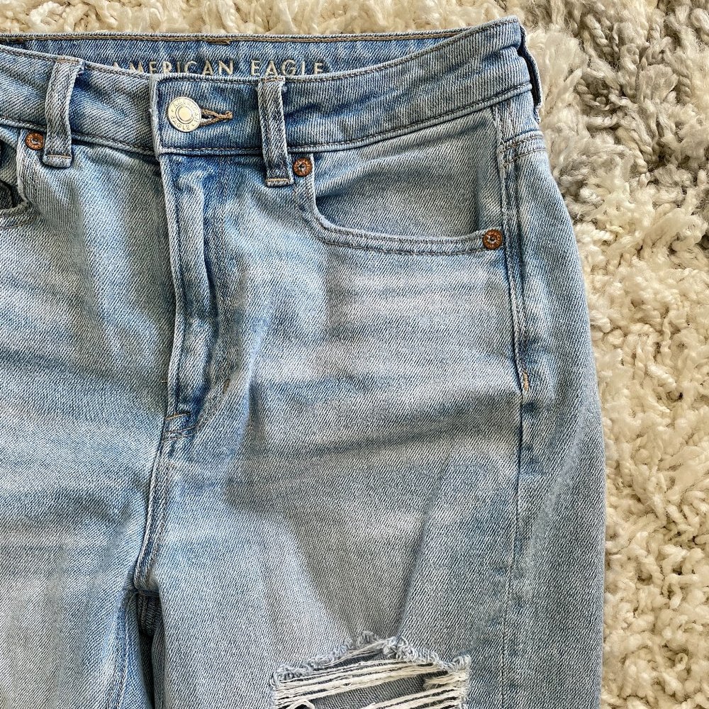 NWOT American Eagle Ripped Mom Jeans